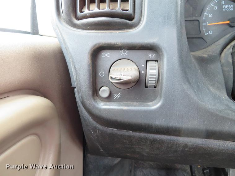 image for item DG3907 2006 GMC C5500 flatbed truck