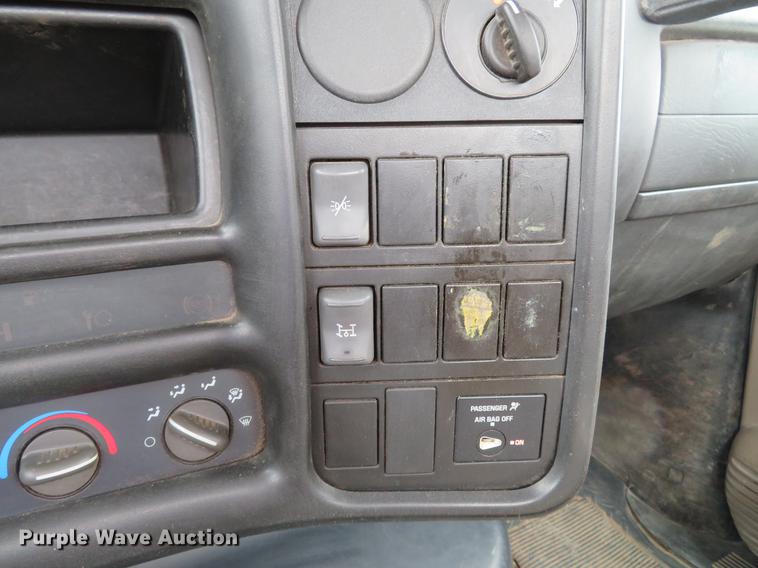 image for item DG3907 2006 GMC C5500 flatbed truck