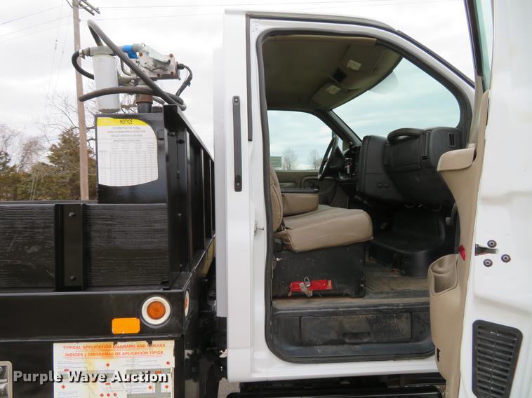 image for item DG3907 2006 GMC C5500 flatbed truck