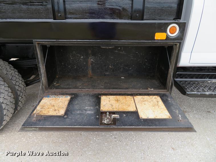 image for item DG3907 2006 GMC C5500 flatbed truck