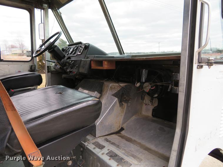 image for item DG3909 2001 Freightliner MT45 service truck