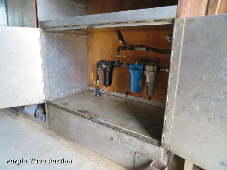 image for item DG3909 2001 Freightliner MT45 service truck