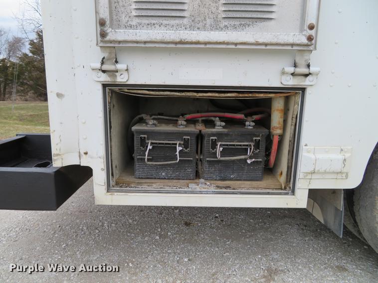 image for item DG3909 2001 Freightliner MT45 service truck