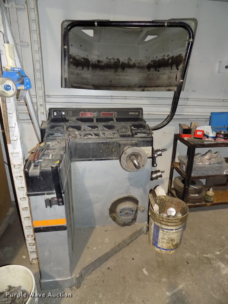 image for item DZ9658 Nortron 7300 tire balancer