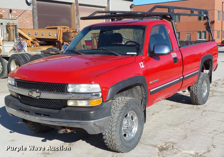 image for item EM9127 2001 Chevrolet Silverado 2500HD pickup truck