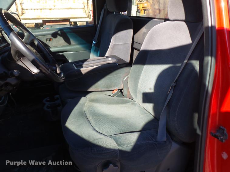 image for item EM9127 2001 Chevrolet Silverado 2500HD pickup truck