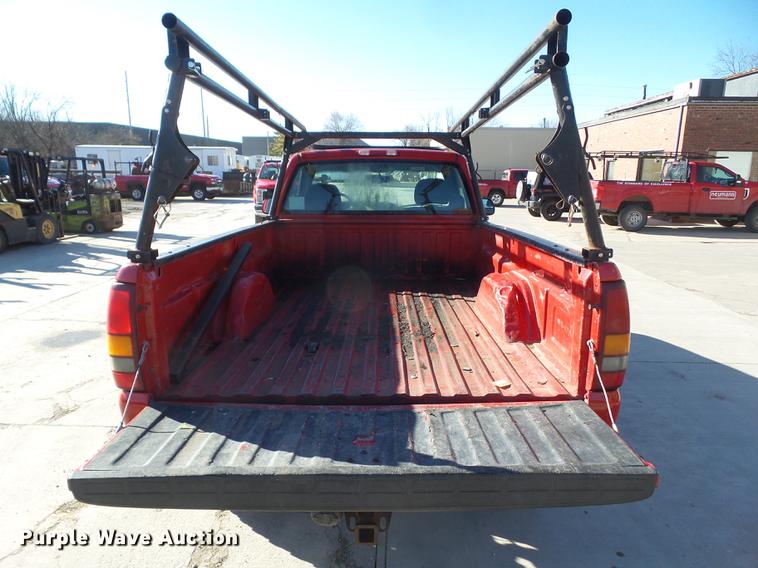 image for item EM9127 2001 Chevrolet Silverado 2500HD pickup truck