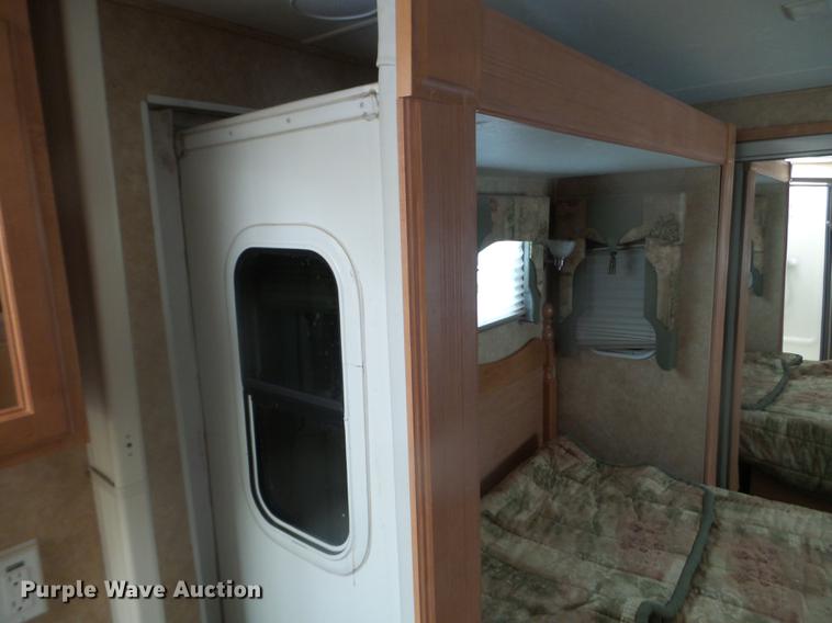 image for item EW9966 2005 Cross Roads Paradise Point camper