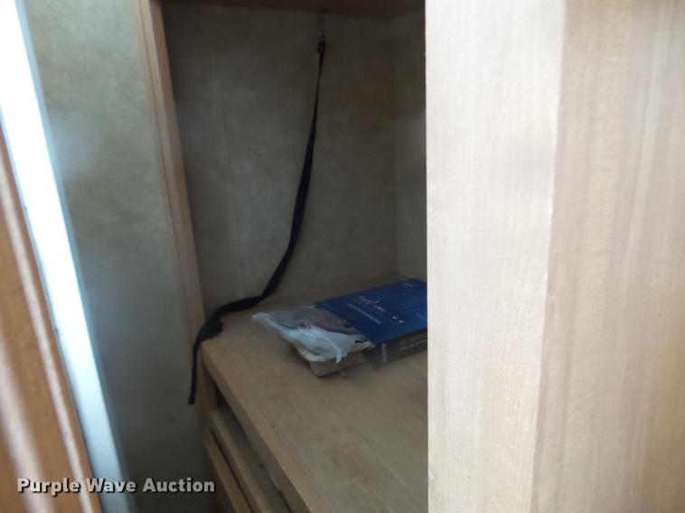 image for item EW9966 2005 Cross Roads Paradise Point camper