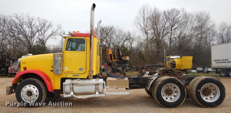 image for item EZ9802 2003 Freightliner FLD semi truck