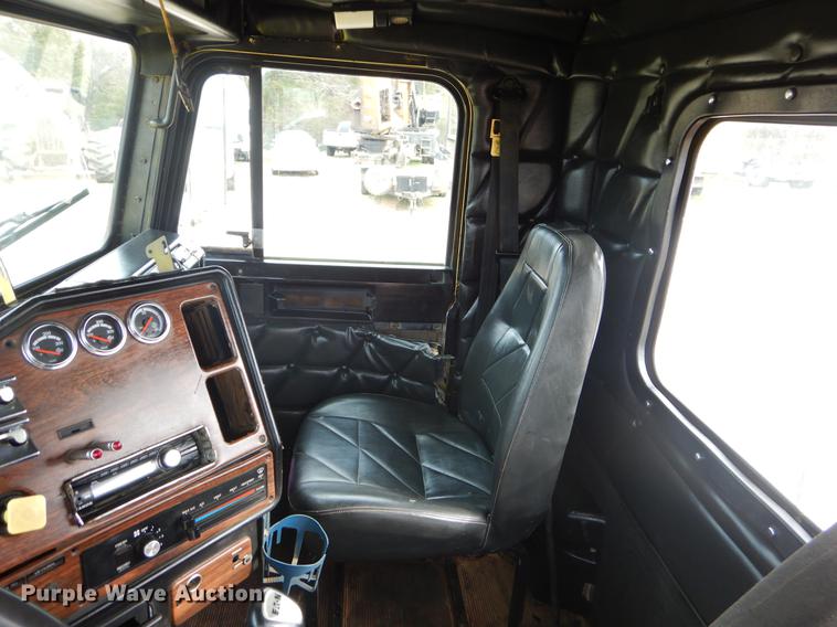 image for item EZ9802 2003 Freightliner FLD semi truck