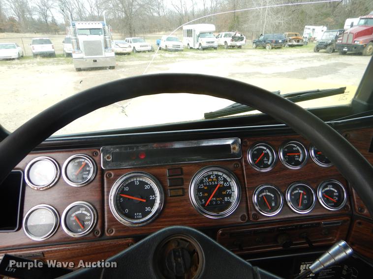 image for item EZ9802 2003 Freightliner FLD semi truck