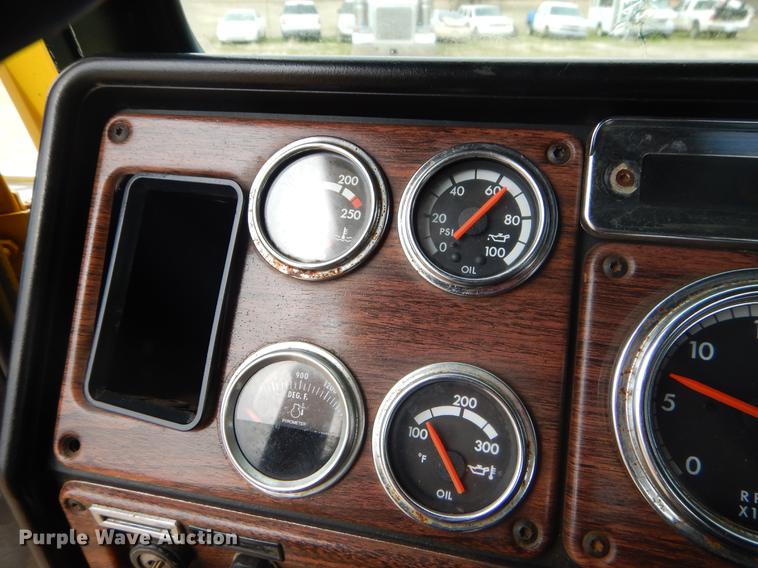 image for item EZ9802 2003 Freightliner FLD semi truck