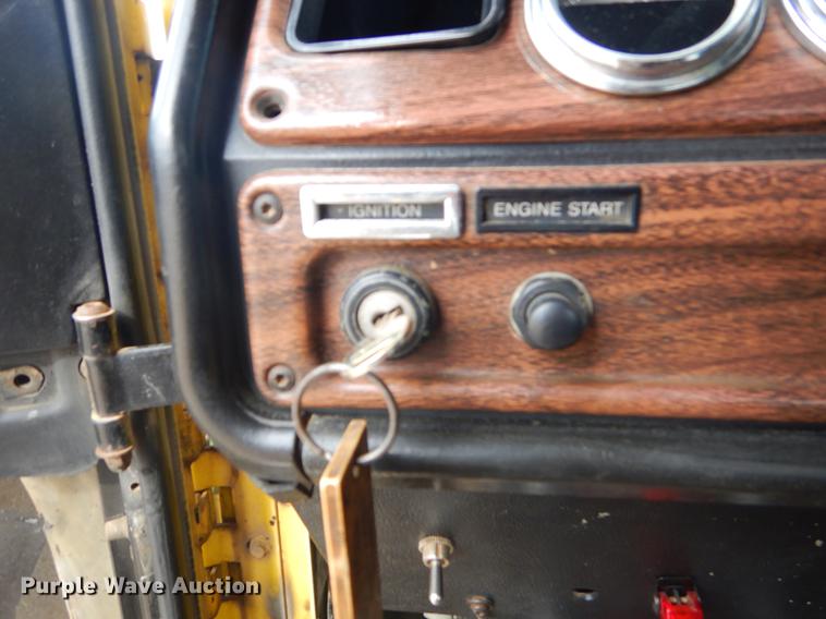 image for item EZ9802 2003 Freightliner FLD semi truck