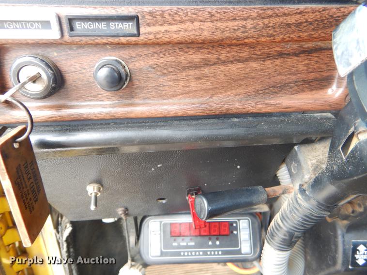 image for item EZ9802 2003 Freightliner FLD semi truck