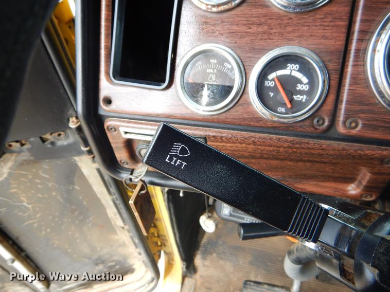 image for item EZ9802 2003 Freightliner FLD semi truck