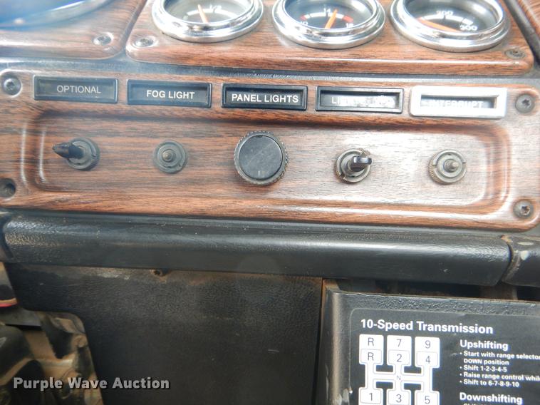 image for item EZ9802 2003 Freightliner FLD semi truck