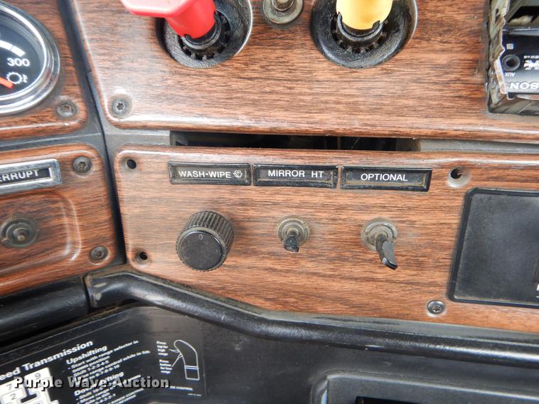 image for item EZ9802 2003 Freightliner FLD semi truck