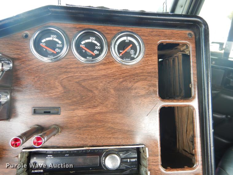 image for item EZ9802 2003 Freightliner FLD semi truck