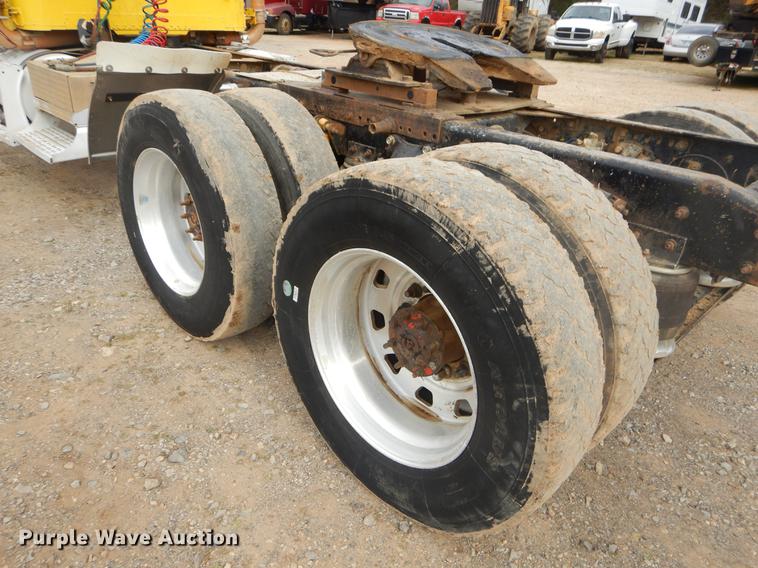 image for item EZ9802 2003 Freightliner FLD semi truck