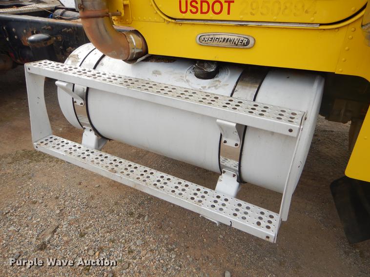 image for item EZ9802 2003 Freightliner FLD semi truck