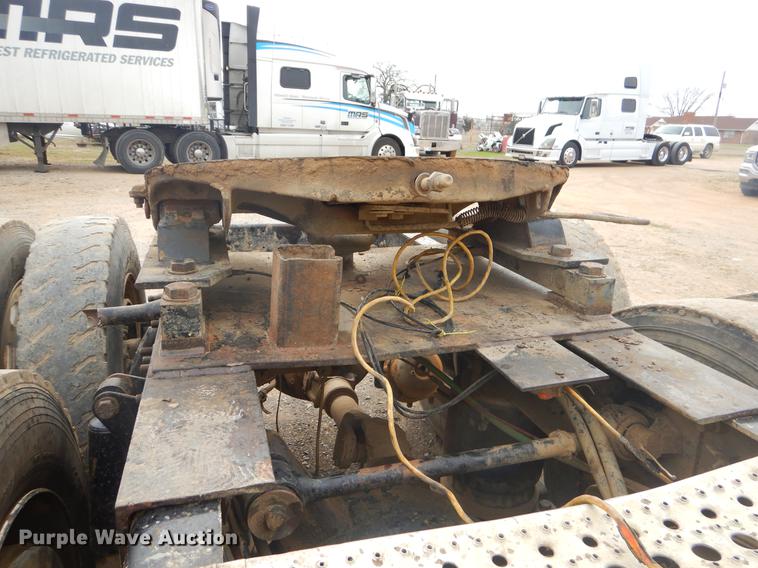 image for item EZ9802 2003 Freightliner FLD semi truck