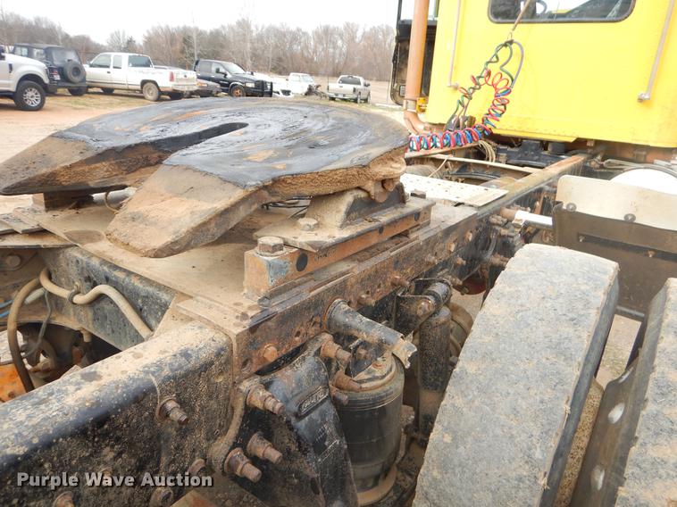 image for item EZ9802 2003 Freightliner FLD semi truck