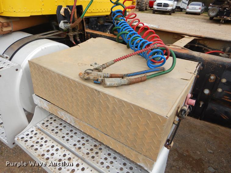 image for item EZ9802 2003 Freightliner FLD semi truck