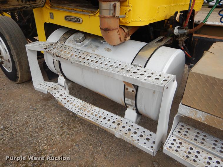 image for item EZ9802 2003 Freightliner FLD semi truck