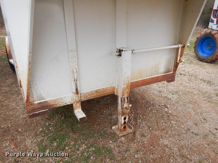 image for item EZ9807 2006 Cm Trailers livestock trailer