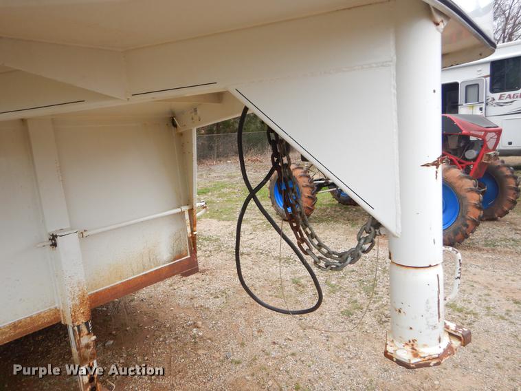 image for item EZ9807 2006 Cm Trailers livestock trailer