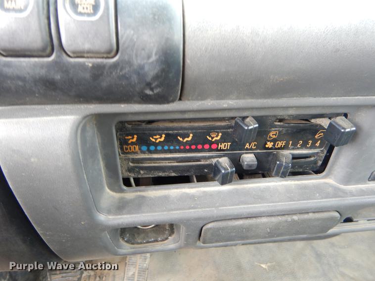 image for item EZ9814 2005 GMC W4500 box truck