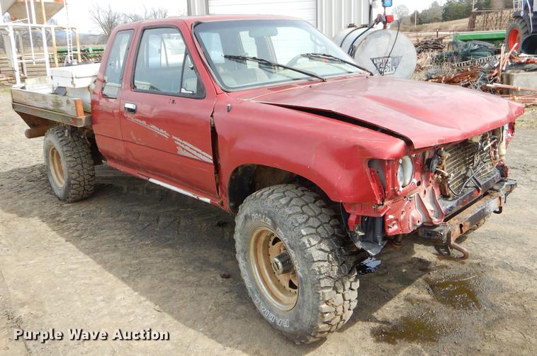 image for item EZ9828 1994 Toyota Tacoma XtraCab flatbed pickup truck