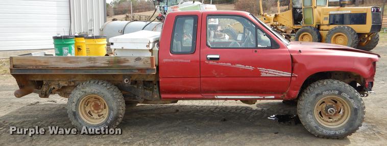 image for item EZ9828 1994 Toyota Tacoma XtraCab flatbed pickup truck