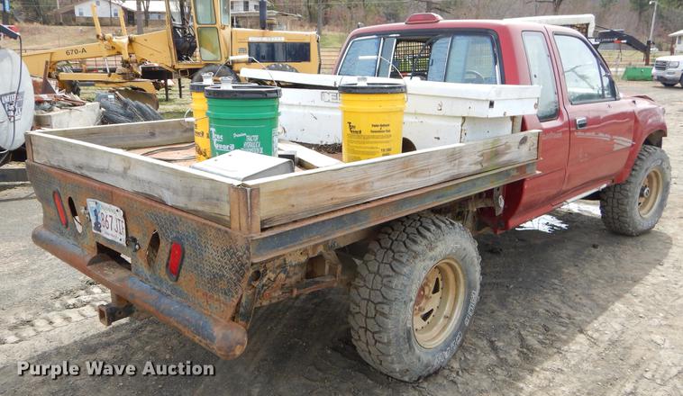 image for item EZ9828 1994 Toyota Tacoma XtraCab flatbed pickup truck