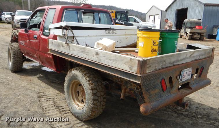 image for item EZ9828 1994 Toyota Tacoma XtraCab flatbed pickup truck