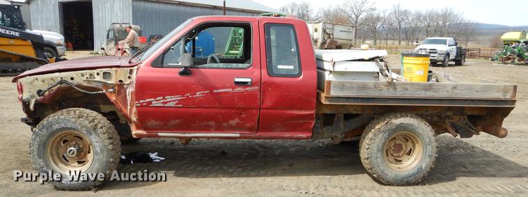 image for item EZ9828 1994 Toyota Tacoma XtraCab flatbed pickup truck