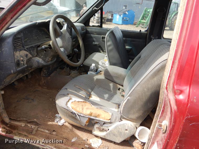 image for item EZ9828 1994 Toyota Tacoma XtraCab flatbed pickup truck