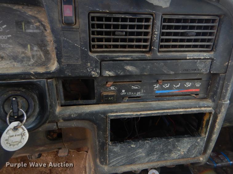 image for item EZ9828 1994 Toyota Tacoma XtraCab flatbed pickup truck