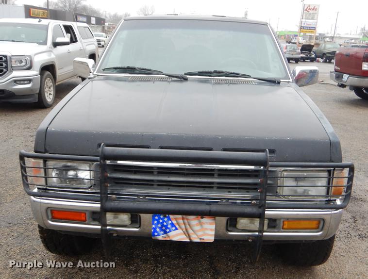 image for item EZ9833 1995 Nissan Pathfinder SUV