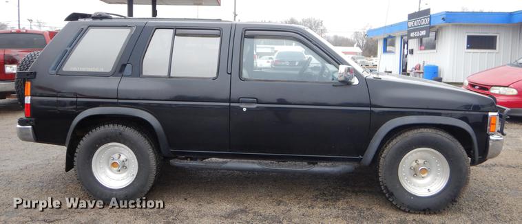 image for item EZ9833 1995 Nissan Pathfinder SUV