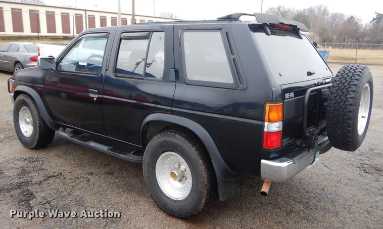 image for item EZ9833 1995 Nissan Pathfinder SUV