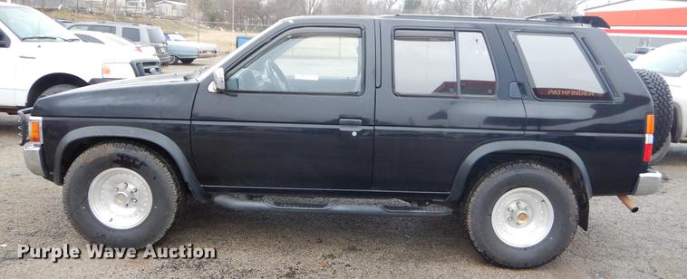 image for item EZ9833 1995 Nissan Pathfinder SUV