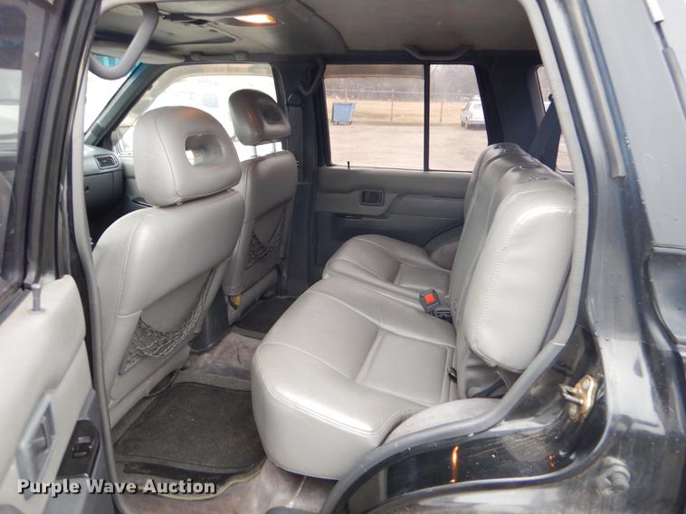 image for item EZ9833 1995 Nissan Pathfinder SUV