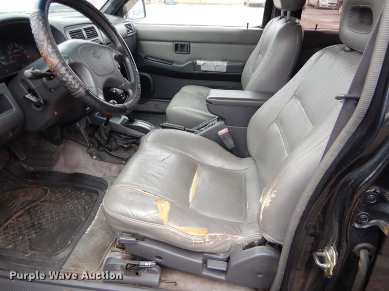 image for item EZ9833 1995 Nissan Pathfinder SUV