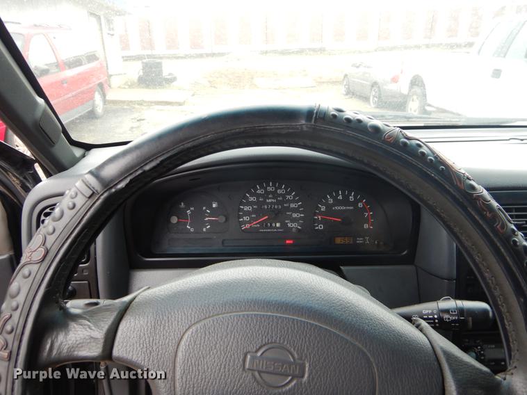 image for item EZ9833 1995 Nissan Pathfinder SUV