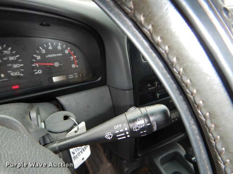 image for item EZ9833 1995 Nissan Pathfinder SUV