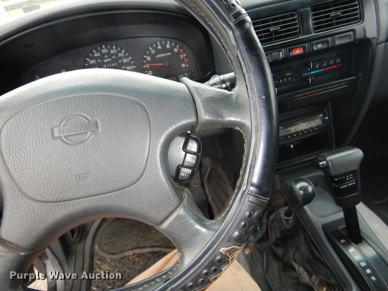 image for item EZ9833 1995 Nissan Pathfinder SUV