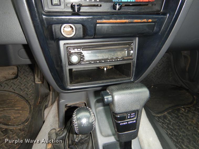 image for item EZ9833 1995 Nissan Pathfinder SUV