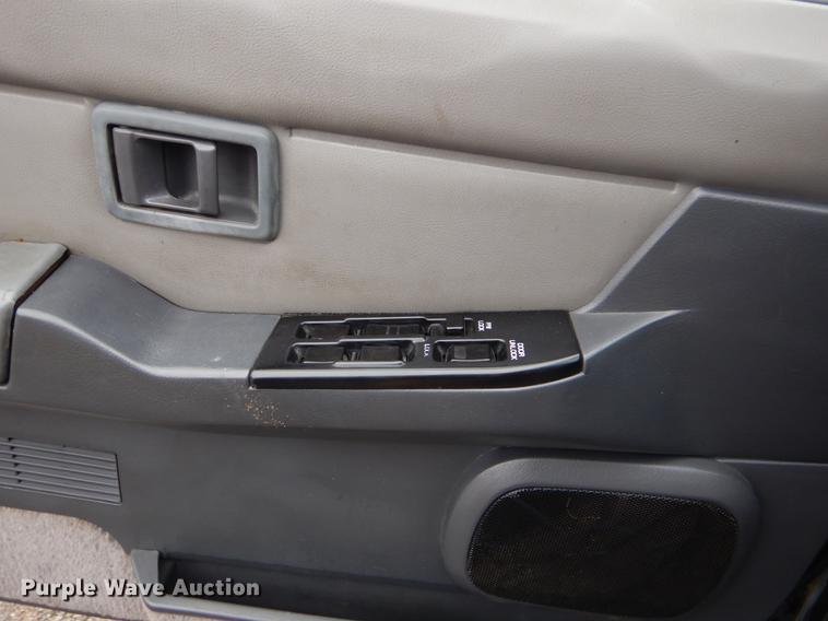 image for item EZ9833 1995 Nissan Pathfinder SUV